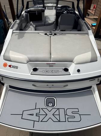 2011 Axis, dovoz USA — foto 3 z 12