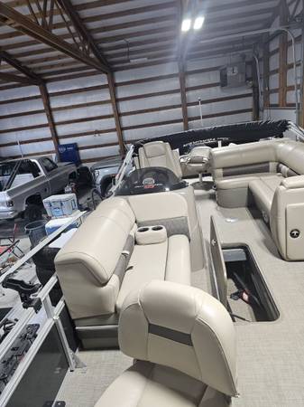 2023 Sun Tracker, dovoz USA — foto 10 z 12
