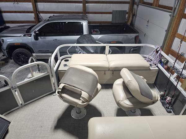 2023 Sun Tracker, dovoz USA — foto 11 z 12