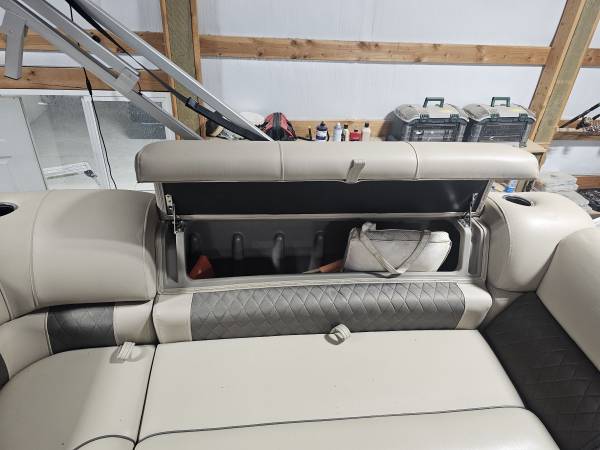 2023 Sun Tracker, dovoz USA — foto 8 z 12