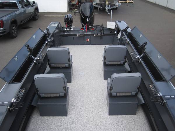 2027 Tracker, dovoz USA — foto 2 z 12