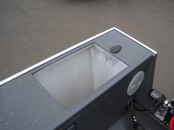 2027 Tracker, dovoz USA — foto 4 z 12