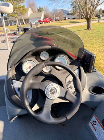 2011 Tracker, dovoz USA — foto 3 z 12