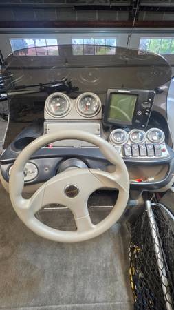 2004 Crestliner, dovoz USA — foto 10 z 11
