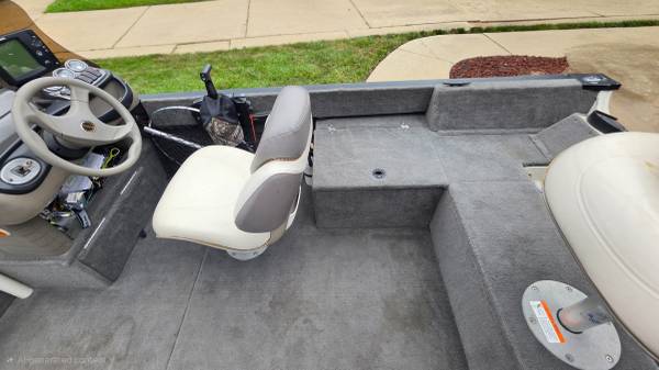2004 Crestliner, dovoz USA — foto 5 z 11