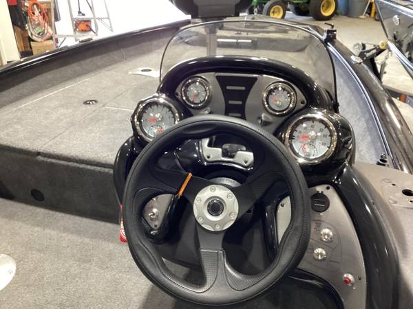 2024 Tracker, dovoz USA — foto 5 z 10