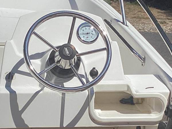 2015 Boston Whaler, dovoz USA — foto 5 z 8