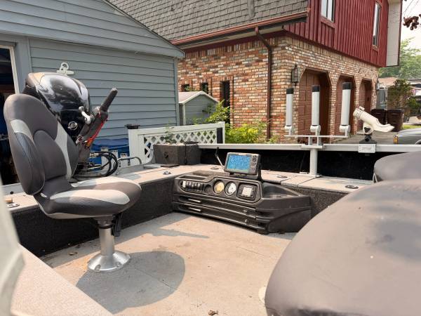 2016 Crestliner, dovoz USA — foto 6 z 9