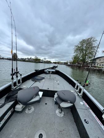 2016 Crestliner, dovoz USA — foto 8 z 9