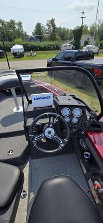 2023 Tracker, dovoz USA — foto 4 z 8