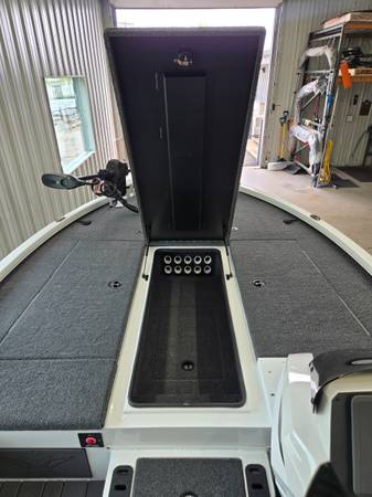 2027 Ranger, dovoz USA — foto 3 z 8