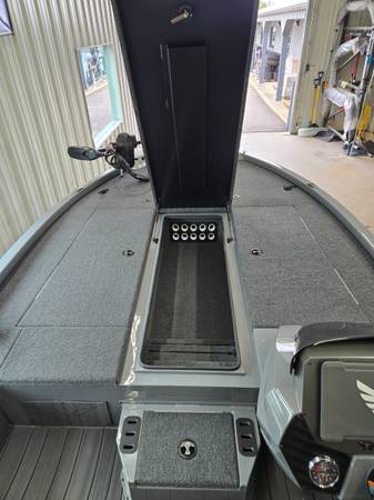 2027 Tracker, dovoz USA — foto 4 z 9