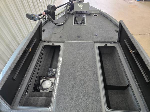 2027 Tracker, dovoz USA — foto 5 z 9