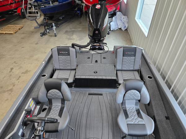 2027 Tracker, dovoz USA — foto 6 z 9