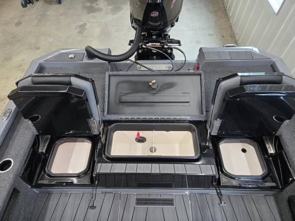 2027 Tracker, dovoz USA — foto 8 z 9