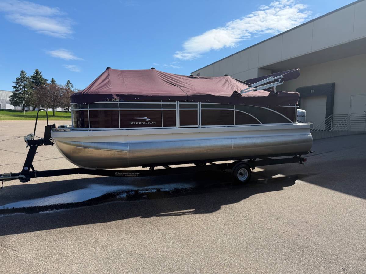 2020 Bennington, dovoz USA — foto 12 z 12