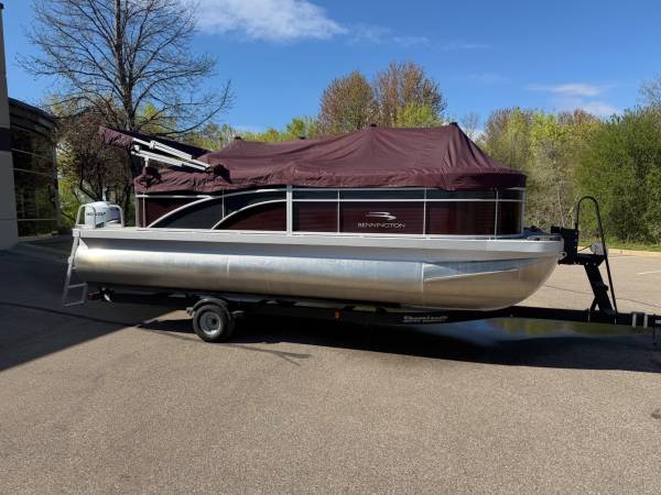2020 Bennington, dovoz USA — foto 7 z 12