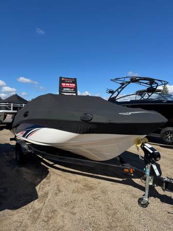 2016 Yamaha, červená, dovoz USA — foto 11 z 12