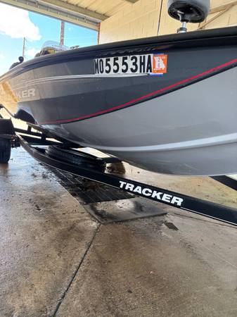 2019 Tracker, dovoz USA — foto 7 z 12