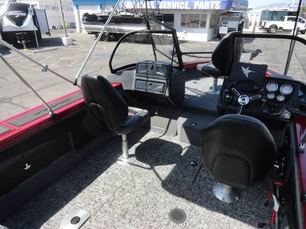 2025 Tracker, dovoz USA — foto 11 z 12