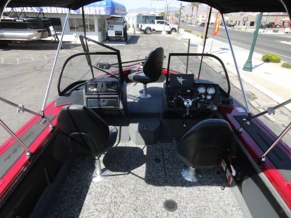 2025 Tracker, dovoz USA — foto 5 z 12