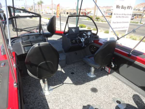 2025 Tracker, dovoz USA — foto 6 z 12