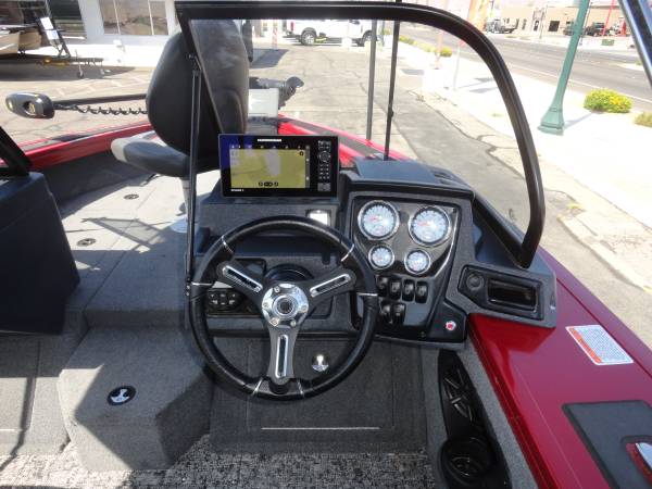 2025 Tracker, dovoz USA — foto 7 z 12