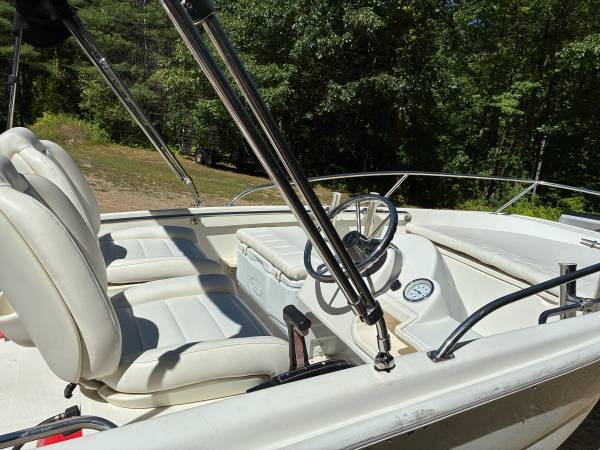 2012 Boston Whaler, dovoz USA — foto 3 z 6