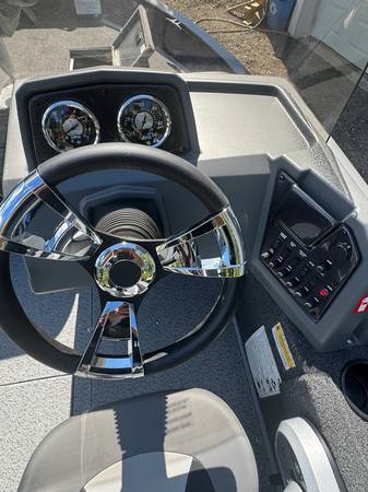 2027 Lowe, dovoz USA — foto 4 z 5