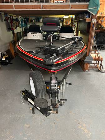 2010 Nitro, dovoz USA — foto 2 z 9