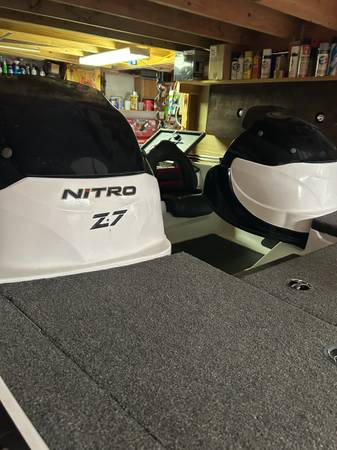 2010 Nitro, dovoz USA — foto 4 z 9