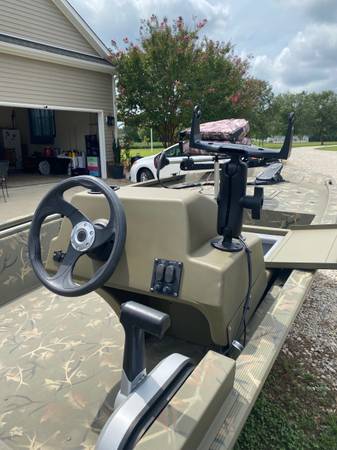 2023 Tracker, dovoz USA — foto 10 z 12