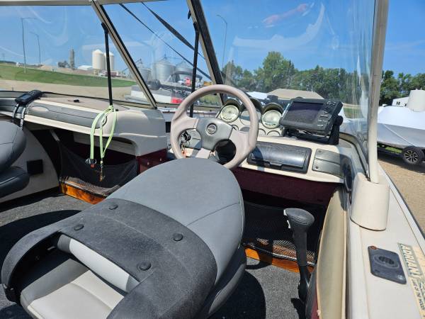 2001 Crestliner, dovoz USA — foto 3 z 6
