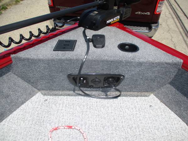 2023 Tracker, dovoz USA — foto 12 z 12