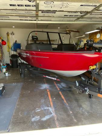 2024 Tracker, dovoz USA — foto 1