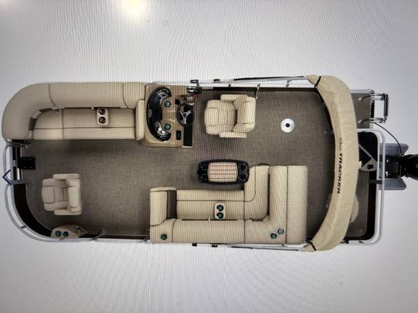 2023 Tracker, dovoz USA — foto 3 z 12