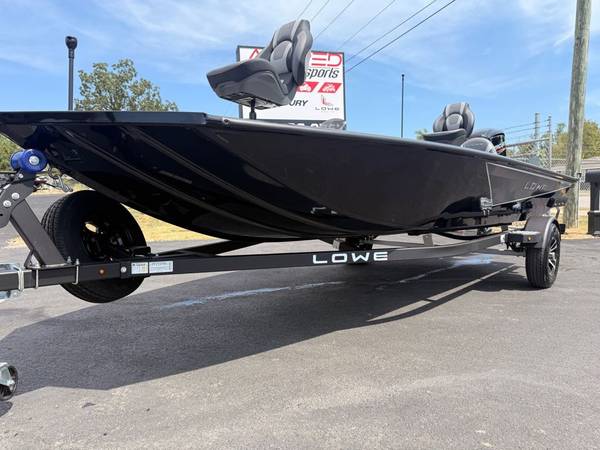 2027 Lowe, dovoz USA — foto 3 z 12