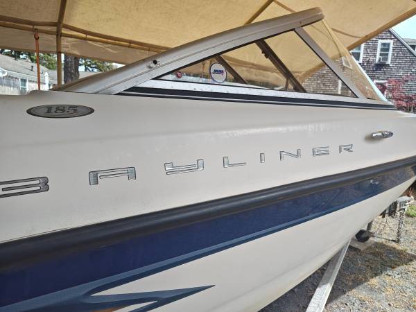 2004 Bayliner, dovoz USA — foto 2 z 5
