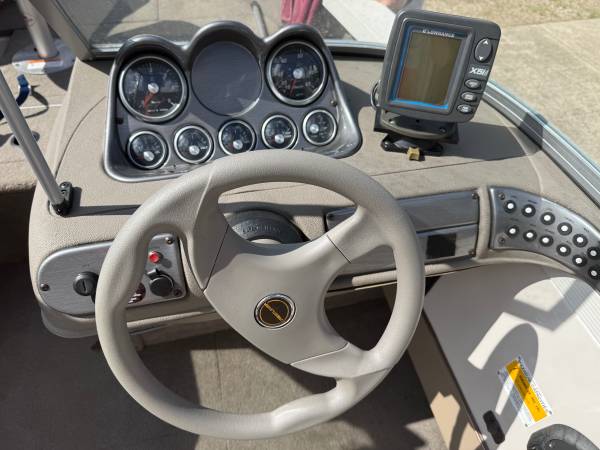 2004 Crestliner, dovoz USA — foto 6 z 12