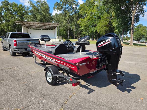 2021 Tracker, dovoz USA — foto 8 z 12