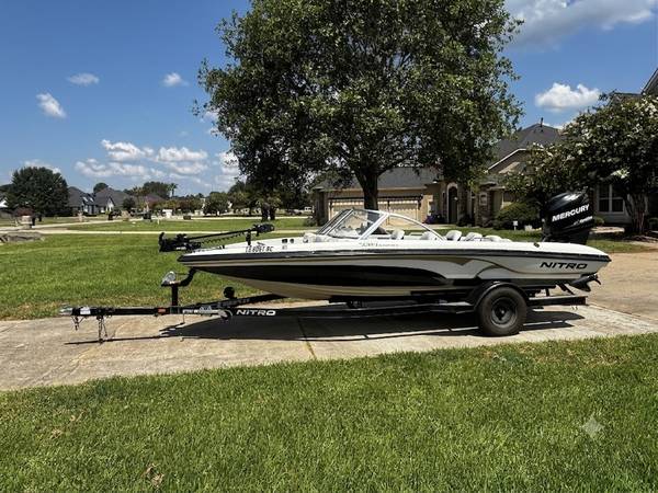 2009 Nitro, dovoz USA — foto 2 z 9