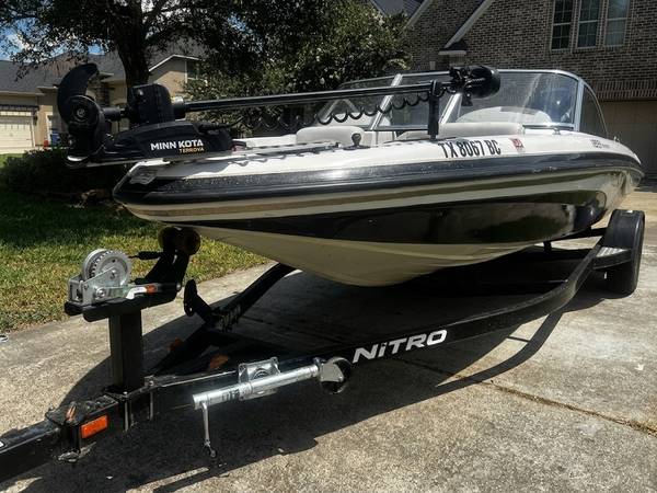 2009 Nitro, dovoz USA — foto 3 z 9