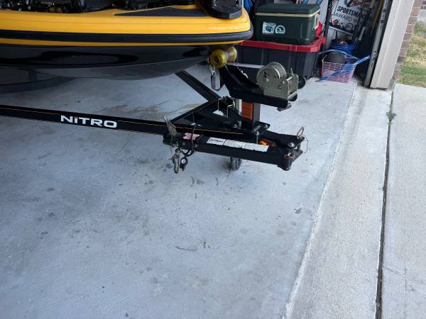 2009 Nitro, dovoz USA — foto 4 z 8