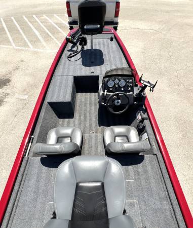 2025 Tracker, dovoz USA — foto 11 z 12
