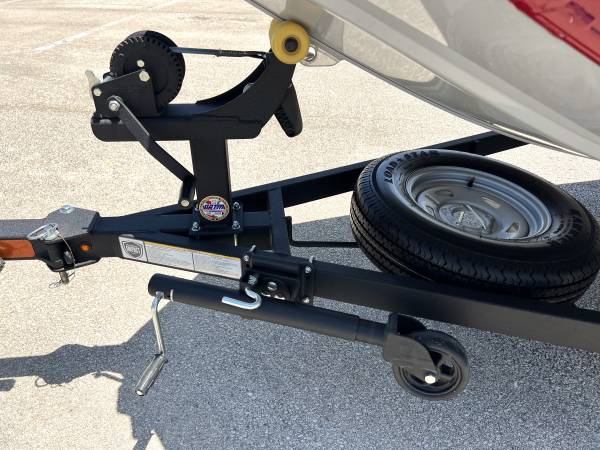 2025 Tracker, dovoz USA — foto 12 z 12