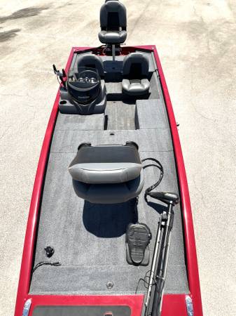 2025 Tracker, dovoz USA — foto 9 z 12