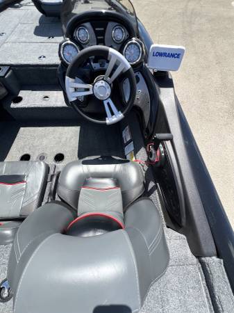 2023 Tracker, dovoz USA — foto 12 z 12