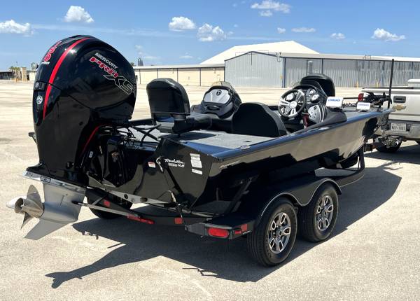2023 Tracker, dovoz USA — foto 4 z 12