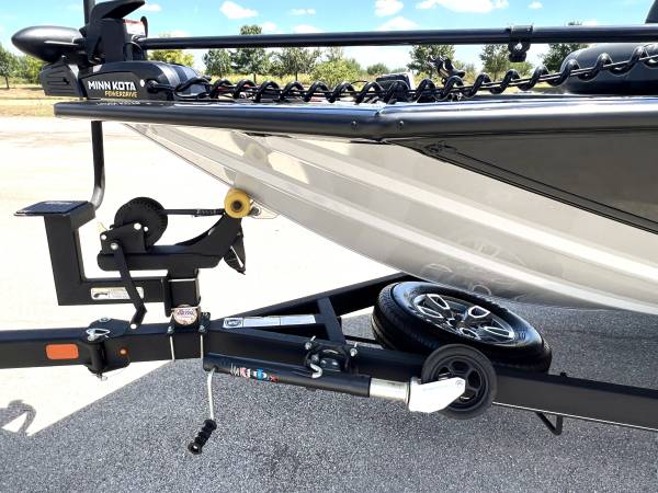 2023 Tracker, dovoz USA — foto 7 z 12