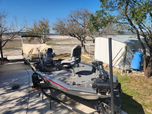2018 Tracker, dovoz USA — foto 1